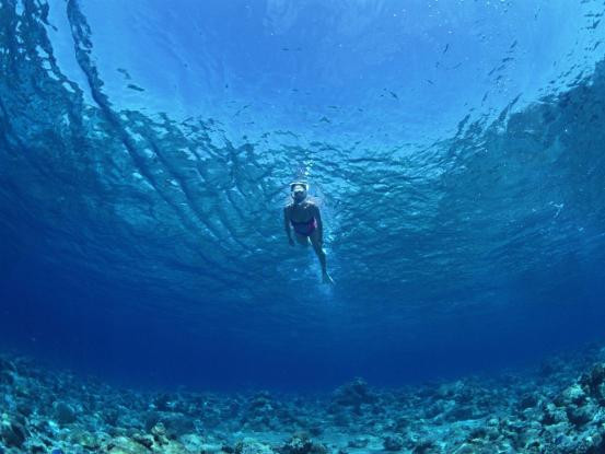 Γιατί δεν πρέπει να ξεπλένεστε από το αλάτι της θάλασσας κατευθείαν μετά το μπάνιο